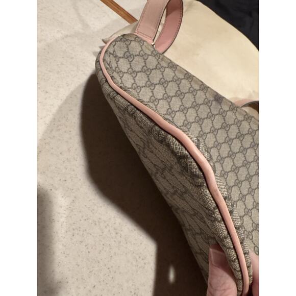 Gucci GG Supreme messenger bag with pink patent leather - Picture 8 of 15